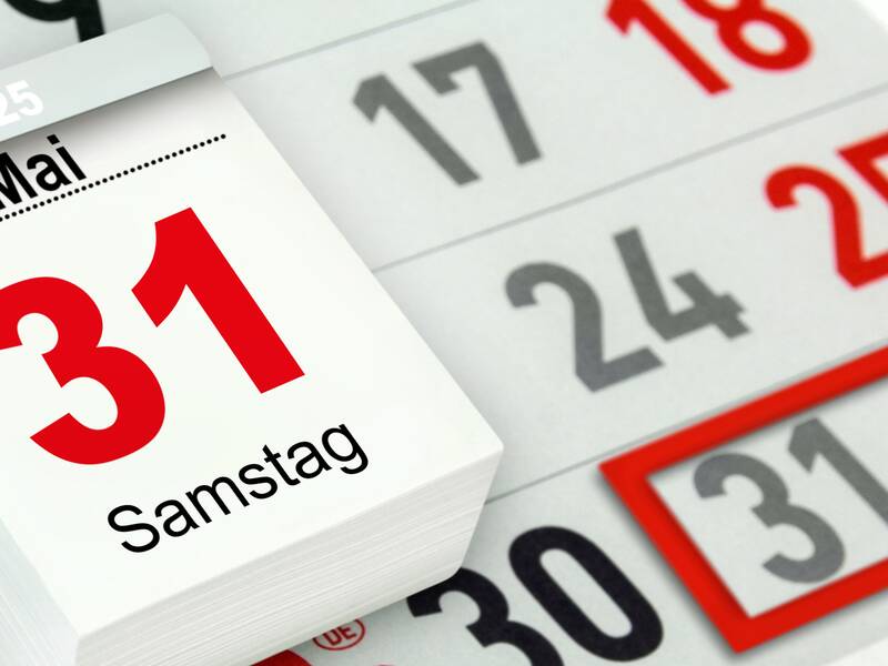 Ein Tischkalender zeigt den 31. Mai 2025, einen Samstag, mit einer roten Markierung um das Datum.