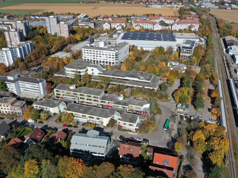 Blick auf das Planungsgebiet westlich der S-Bahn-Gleise, hier soll in den kommenden Jahren das „Quartier am Bahnhof” Taufkirchen entstehen.