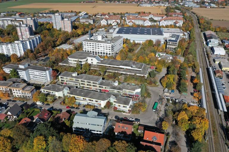 Blick auf das Planungsgebiet westlich der S-Bahn-Gleise, hier soll in den kommenden Jahren das „Quartier am Bahnhof” Taufkirchen entstehen.