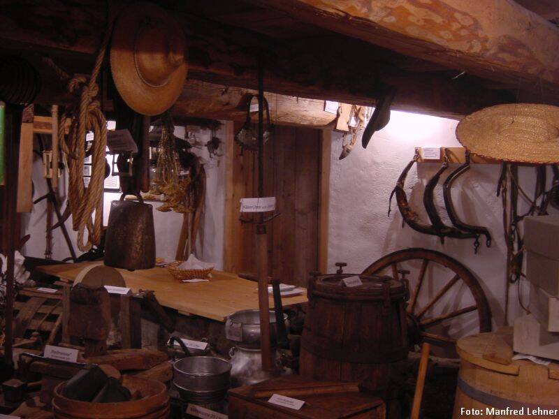 Innenansicht mit vielen Holzutensilien aus der Landwirtschaft im Museum