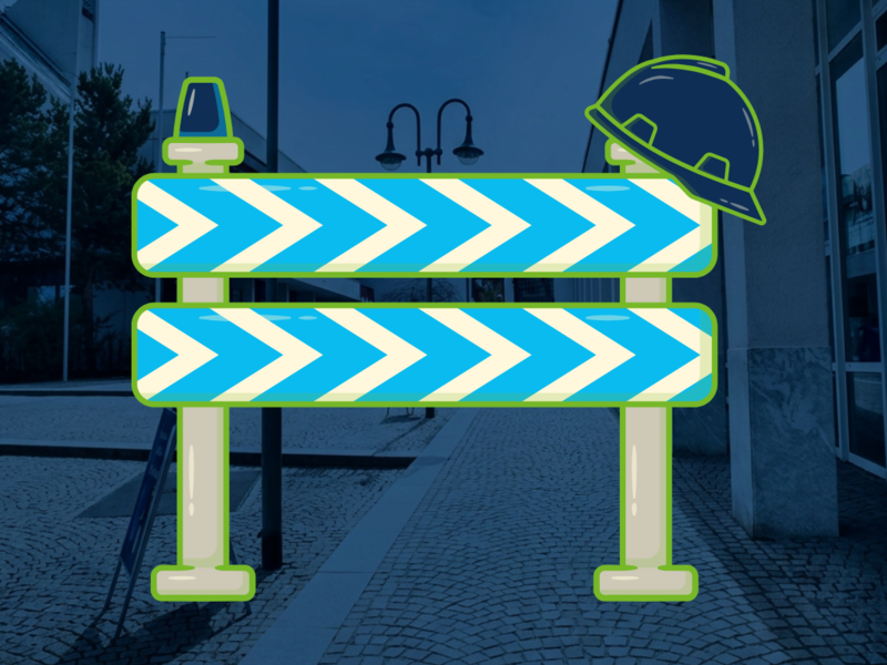 Eine stilisierte Bauabsperrung mit Pfeilmuster und einem Bauhelm auf der rechten Ecke ist vor einem gepflasterten Straßenhintergrund platziert.