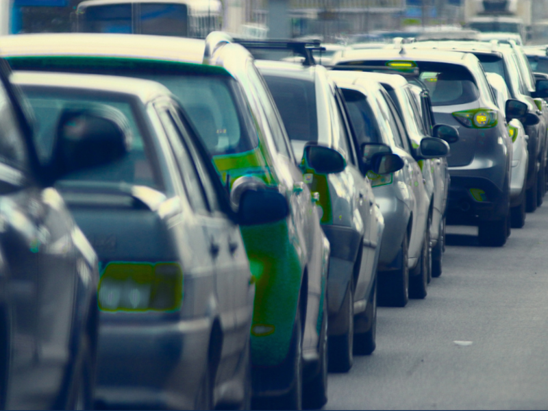Eine lange Reihe von Autos steht dicht gedrängt im Stau auf einer mehrspurigen Straße.