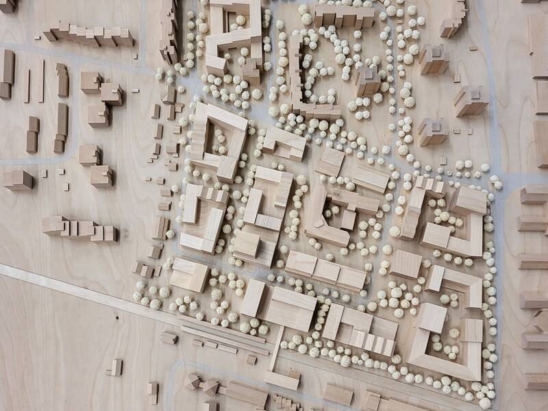 Bild zeigt Holzmodell vom Entwurf des Quartiers am Bahnhof