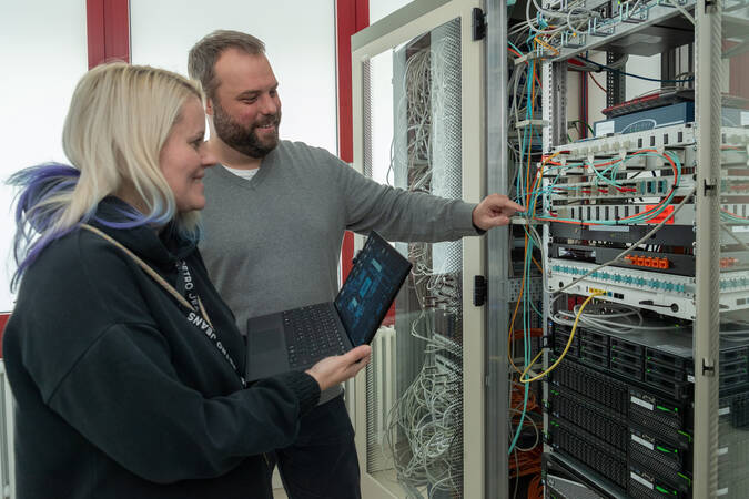 Serverschränke mit Mitarbeitenden