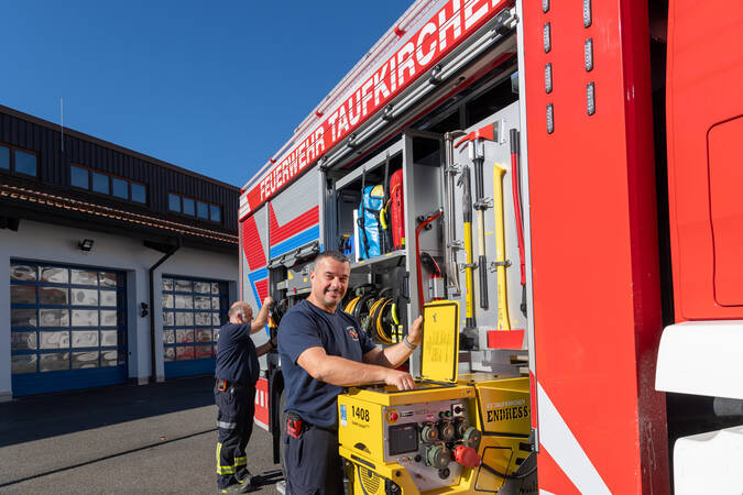 Feuerwehrfahrzeug mit Mitarbeitenden