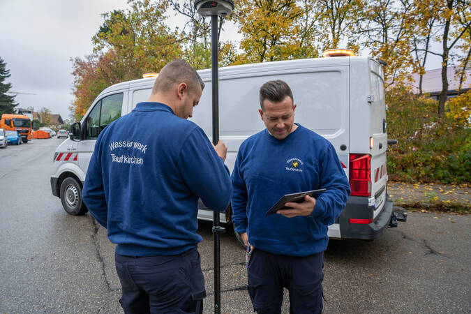 Mitarbeiter Wasserwerk mit digitalem Equipment