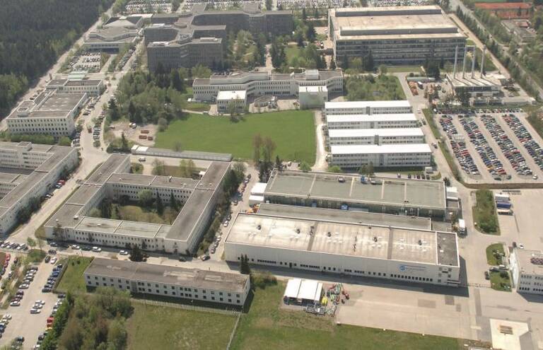 Aus der Luft fotografierter Technick und Inovationspark mit vielen nebeneinander stehenden Gebäuden und Autos auf Parkplätzen