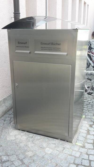 Silberner Rückgabe Automat mit zwei Einwurfklappen für Bücher und CD