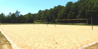 Sand Volleyballplatz  umgeben von grünen Bäumen